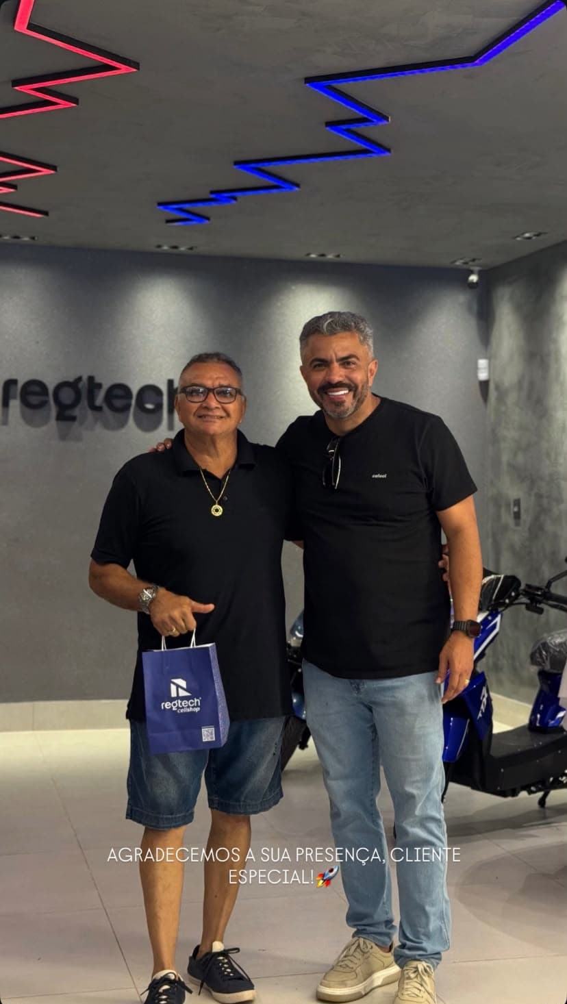 Entrega de uma moto elétrica a cliente na Regtech Motors