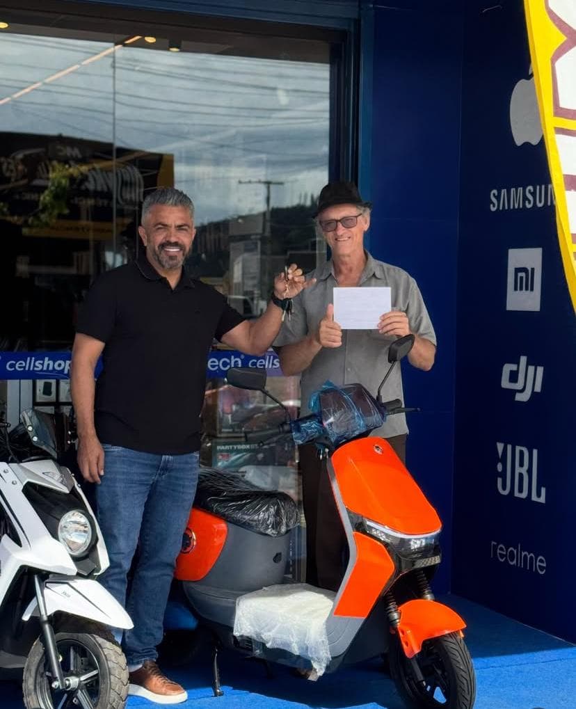 cliente recebendo na loja
